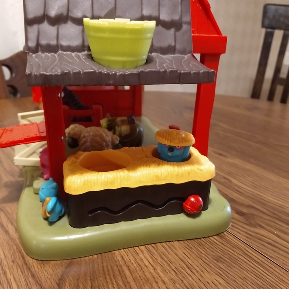 B. Toys – Baa-Baa-Barn Musical Farm Set - Picture 7 of 8